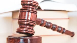 Homem é preso por engano por causa de mandado com assinatura falsa