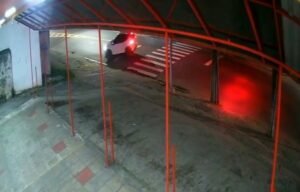 Imagens mostram suspeito levando assassinos de médicos até quiosque no RJ