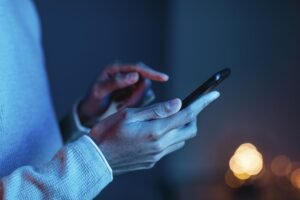Irã suspende proibição do WhatsApp e do Google Play, diz mídia estatal