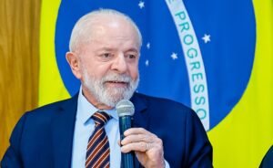 Lula continua na UTI, tirou dreno da cabeça, está lúcido e orientado, diz boletim