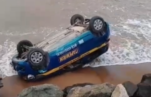 Mulher fica nervosa e capota carro de autoescola no mar durante aula de direção no ES
