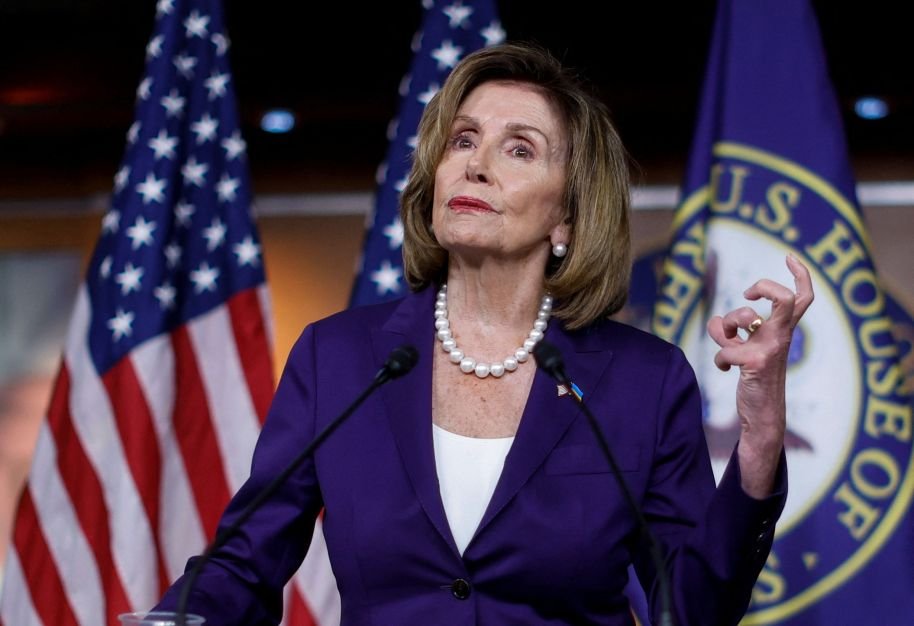 Nancy Pelosi passa por cirurgia no quadril bem-sucedida após queda em escada