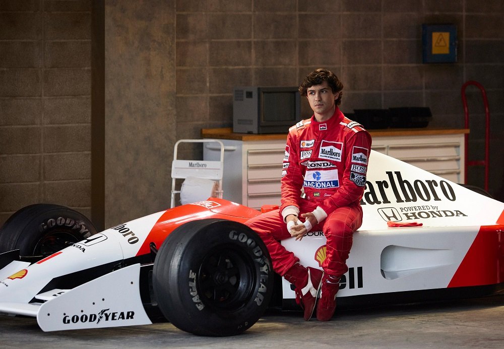 Netflix mostra como Gabriel Leone ficou parecido com Senna em série sobre o piloto – Jovem Pan