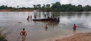Ônibus cai de balsa no Rio Moju e uma pessoa desaparece