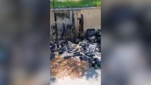 Operação prende 4 suspeitos e apreende fuzis de guerra no Morro dos Macacos (RJ)