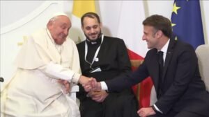 Papa Francisco se encontra com Macron no final da visita à Córsega