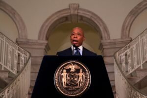 Prefeito de NY participa de escolta de Luigi Mangione