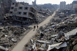 Tropas israelenses atacam escola que abrigava palestinos deslocados