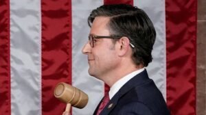 Trump anuncia apoio a Mike Johnson na corrida para presidência da Câmara dos EUA