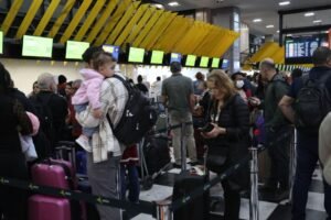 Veja o que fazer em caso de voos atrasados ou cancelados durante alta temporada