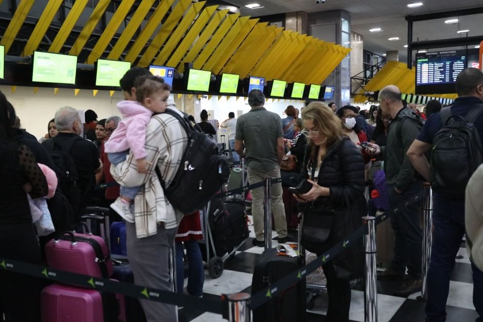 Veja o que fazer em caso de voos atrasados ou cancelados durante alta temporada