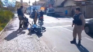 Vídeo: Motociclista tenta escapar de blitz e leva paulada de PM em MG