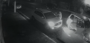 Vídeo: PM impede roubo de carro em rua do Ipiranga, em São Paulo