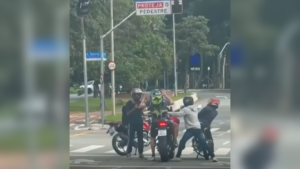 Vídeo mostra suspeitos roubando motocicleta na Faria Lima em SP