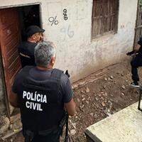 A ação tem como objetivo dar cumprimento a mandados de busca e apreensão nas residências de pessoas suspeitas de cometer crimes, como o de tráfico de drogas e outros relacionados