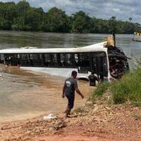 A imagem mostra o ônibus dentro do rio e a parte frontal dele danificada.