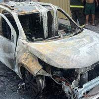 A imagem mostra o carro que foi incendiado criminosamente, no bairro do Paar.