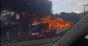 Ônibus pega fogo no bairro do Guamá, em Belém; ninguém ficou ferido