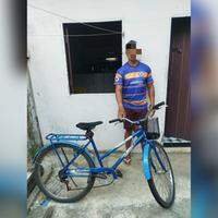 O suspeito utilizava a mesma camisa e tinha uma bicicleta com as mesmas características da filmagem feita por câmeras de segurança.