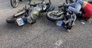 Acidente com duas motos fere gravemente motociclista na manhã de sábado (04), na avenida Centenário