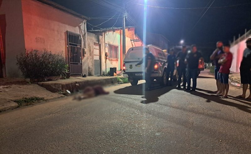 Assassinos lutam com vítima antes de atirar nela