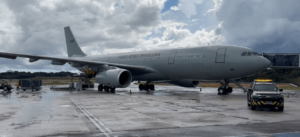 Avião com brasileiros deportados dos EUA pousa em Confins