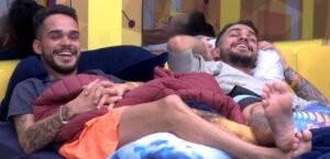 BBB25: Brothers zoam beijo de Aline e Diogo: “Tavam brigando com a língua”