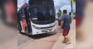 Briga de trânsito entre motoristas de ônibus termina com uma pessoa ferida e outra presa no Pará