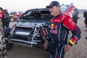 Carlos Sainz é forçado a abandonar o Rali Dakar 2025 após capotar