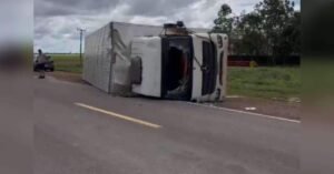 Carreta carregada de ovos tomba na BR-010, em Paragominas