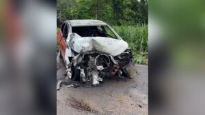 Carro pega fogo após colisão contra poste de energia em Tucuruí