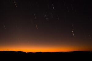 Céu de janeiro tem chuva de meteoros, cometa e oposição de Marte; veja mais