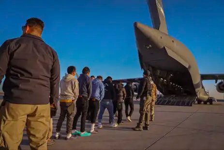 Estados Unidos, 25/01/2025 - Migrantes deportados pelo governo Donald Trump nos Estados Unidos embarcam em avião militar de volta ao Brasil. Foto: Casa Branca/Divulgação