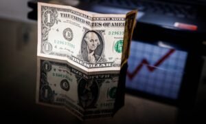 Dólar cai a R$ 6,04, menor valor de fechamento desde 13/12, e Ibovespa tem leve alta