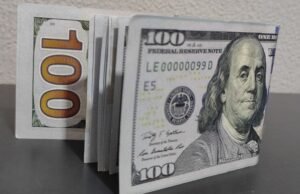 Dólar cai pelo 9º pregão seguido e fecha a R$ 5,85 pós-Copom