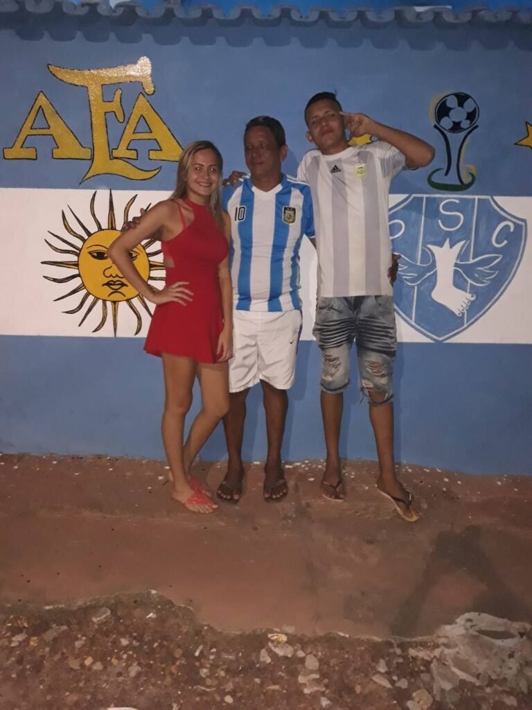 Família Ribeiro celebra amor pelo Paysandu e pela Argentina com casa pintada de azul e branco