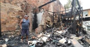 Família lamenta perda total de bens em incêndio de quatro casas de Canudos