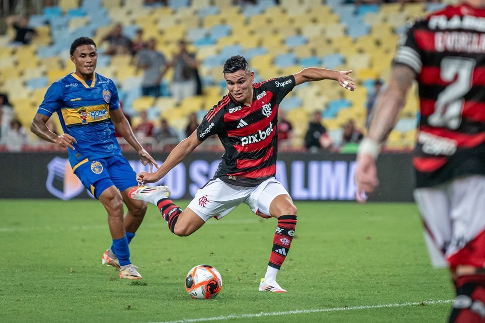 Flamengo comfirma empréstimo de Carlos Alcaraz ao Everton