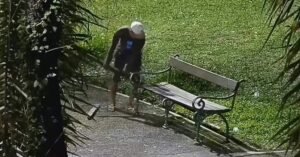 Homem é flagrado tentando furtar banco da praça Brasil