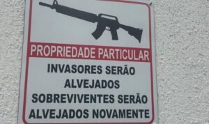 “Invasores serão alvejados”, diz placa da casa do chefe da quadrilha que vendia anabolizante no Rio