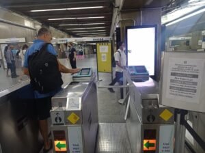 Justiça de SP condena Metrô a indenizar mulher que fraturou perna ao embarcar