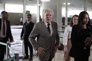 Lewandowski proíbe uso de algemas em brasileiros deportados dos Estados Unidos