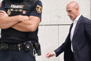 Luis Rubiales será julgado por beijar Jenni Hermoso sem consentimento na segunda-feira