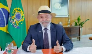 Lula sanciona lei que proíbe uso de celular nas escolas em todo o país