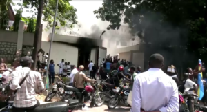 Manifestantes do Congo atacam embaixadas na capital em escalada de conflito