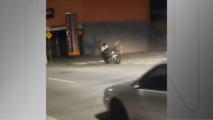 Motociclista é agredido por PM com chute nas costas na Grande SP; veja vídeo