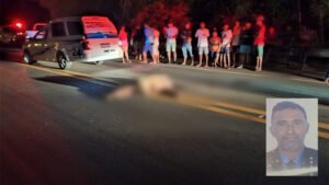 Motociclista morre ao colidir em caminhão e motorista foge