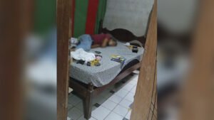 Mulher encontra invasor dormindo dentro de casa