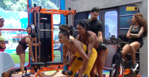 No BBB25, Gracyanne ajuda Aline com exercício e brinca: “Que delícia”