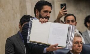 Nunes toma posse para 2º mandato, defendo diálogo e destaca apoio de Tarcísio de Freitas